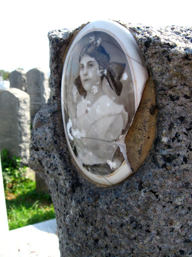 A close-up of Rose (Rachel) Grossman's grave